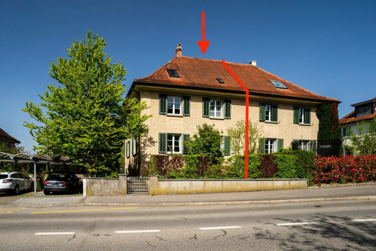 Außenansicht eines Hauses an der Straße