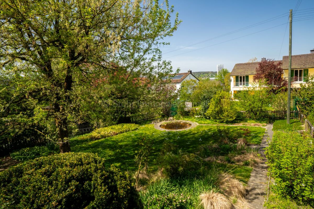 Garten mit Blick auf Wohnhäuser