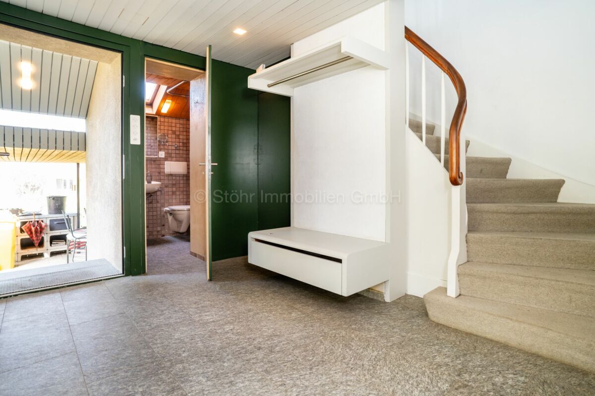 Flur mit Treppe und Zugang zu Nebenräumen