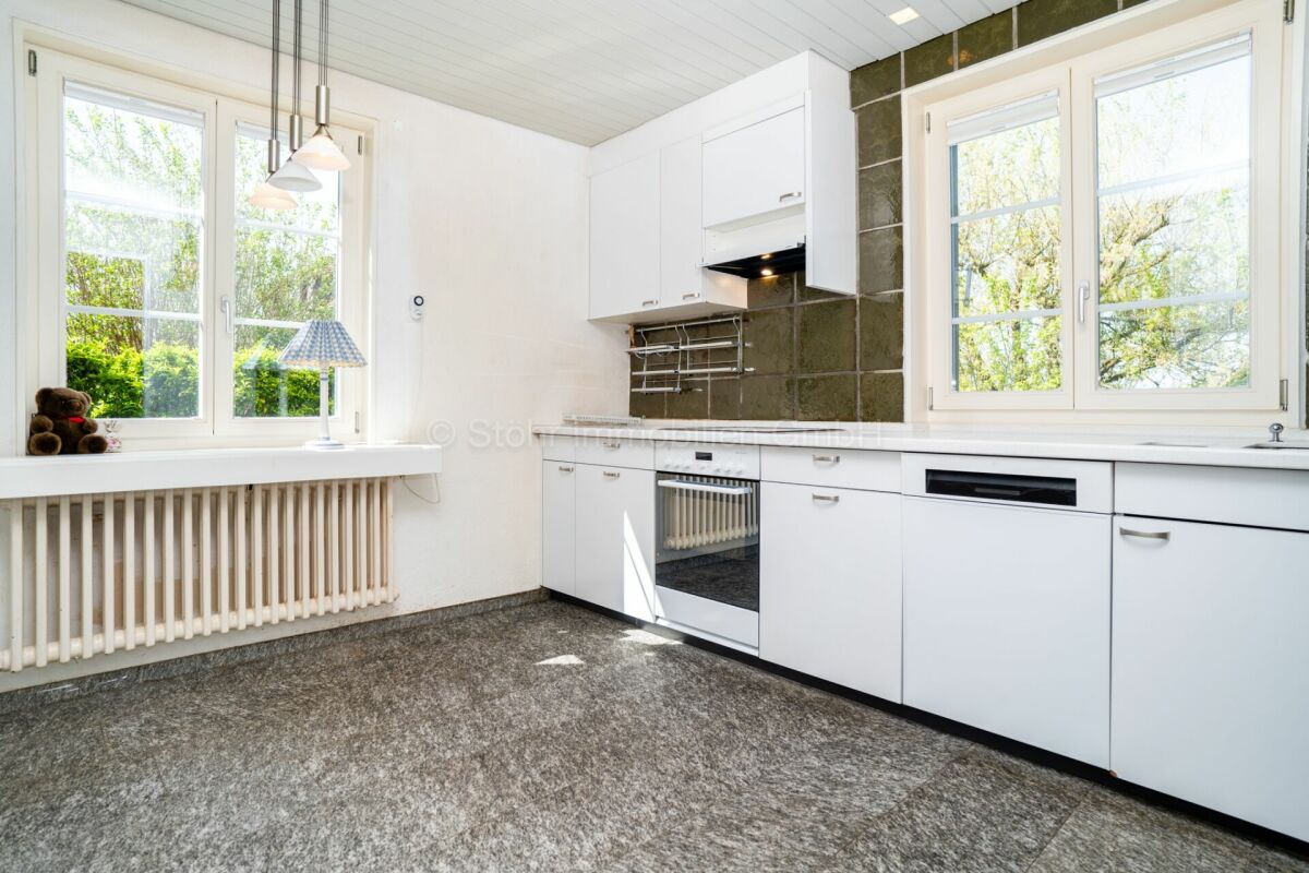 Helle Küche mit weißen Fronten