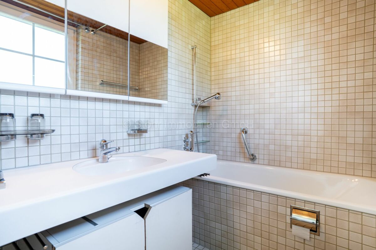 Badezimmer mit Badewanne und Waschtisch