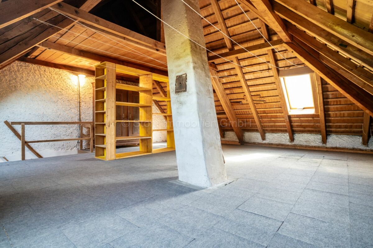 Ausgebauter Dachboden mit Holzsparren