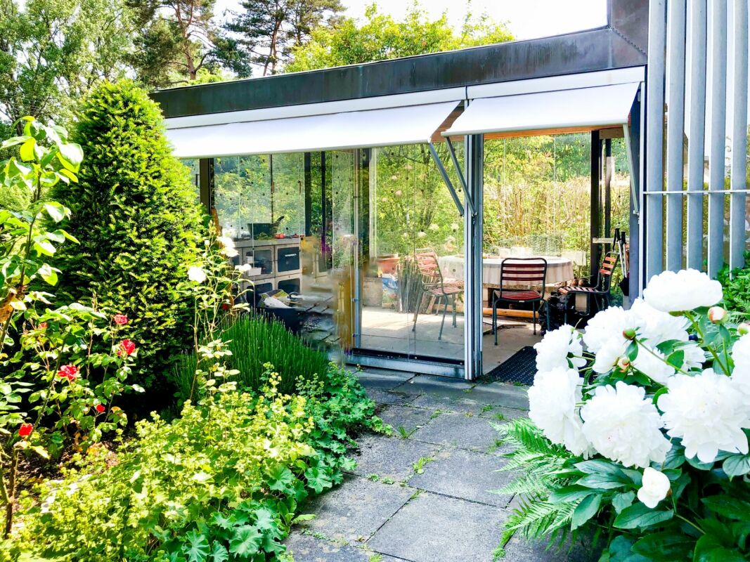 Gläserner Gartenpavillon mit Terrasse
