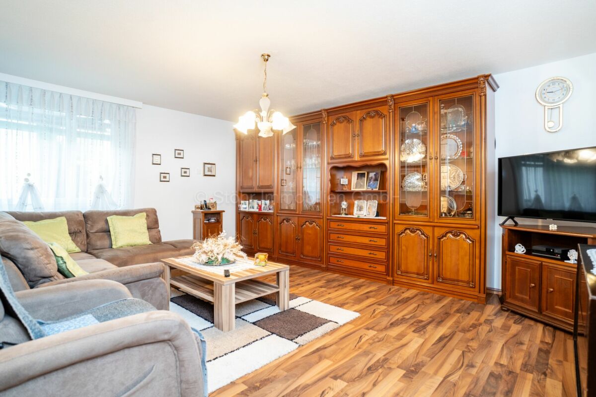 Wohnzimmer mit klassischer Holzschrankwand