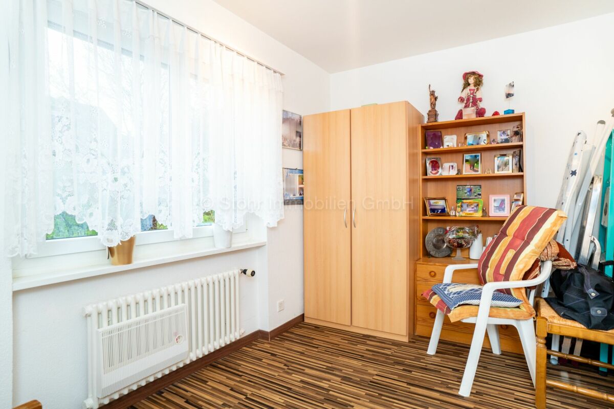 Helles Zimmer mit Fenster, Schrank und Regal