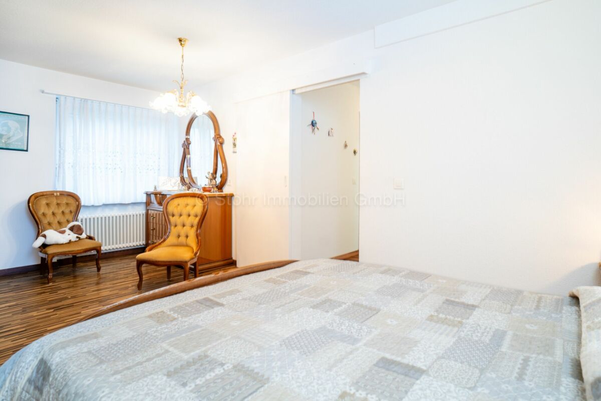 Schlafzimmer mit klassischer Einrichtung