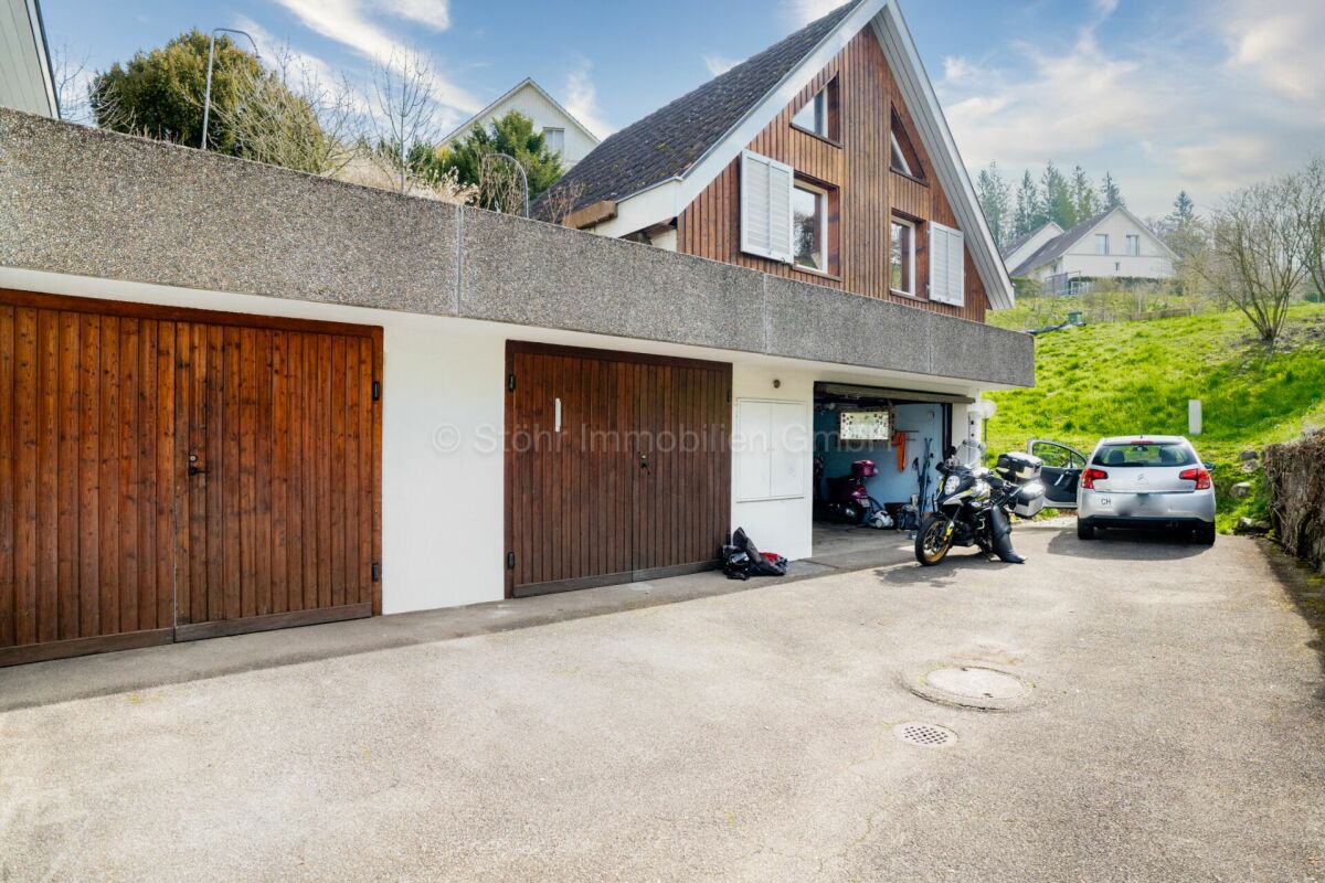 Doppelgarage mit Zufahrt