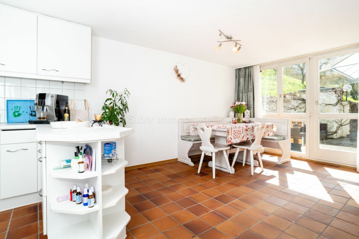 Offener Küchen- und Essbereich mit Terrassentür