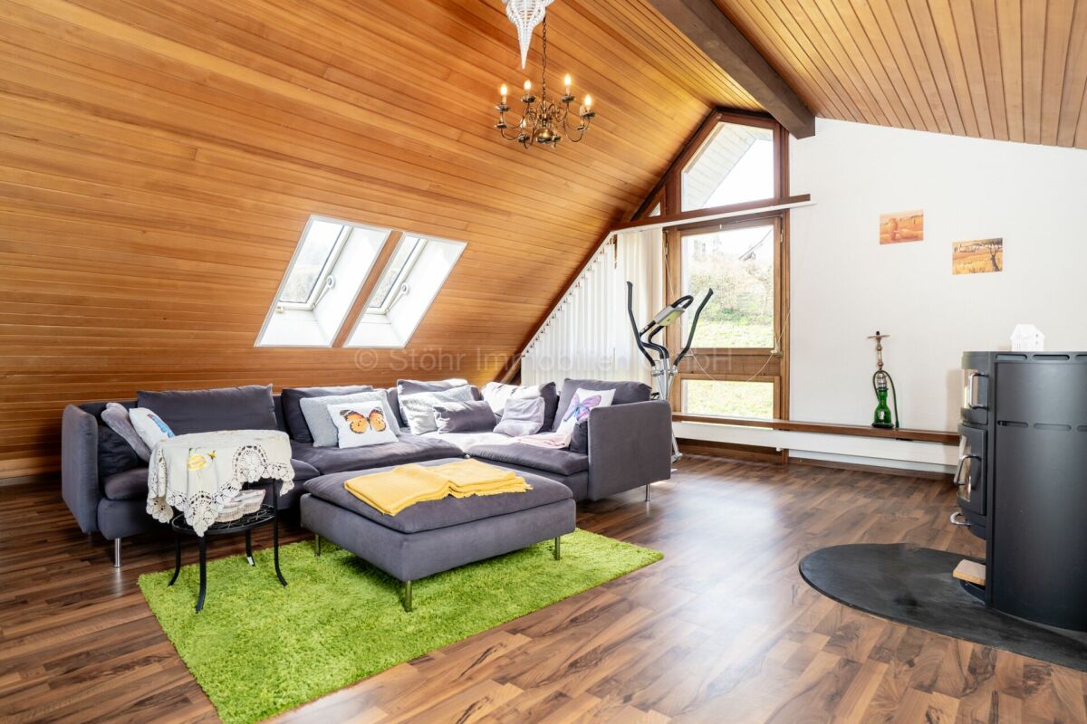 Gemütlicher Dachgeschoss-Wohnraum mit Holzverkleidung