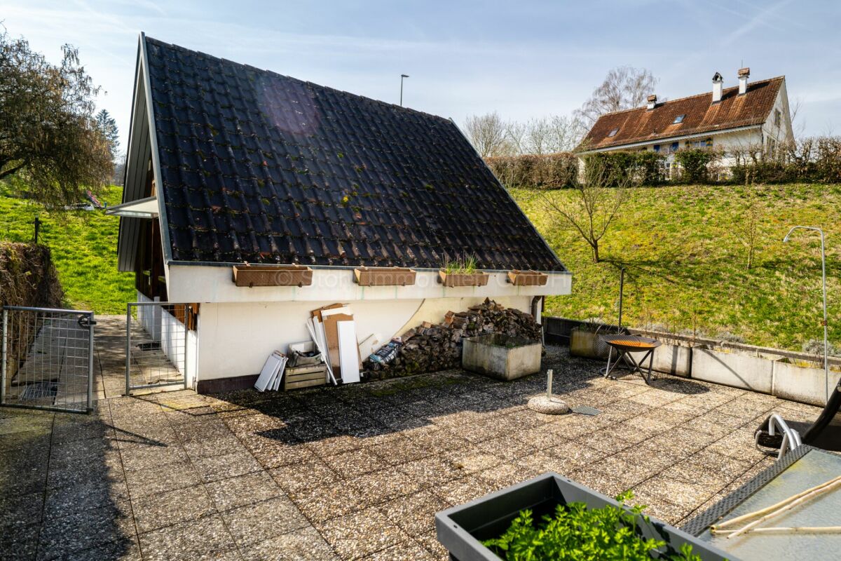 Außenansicht einer Terrassen- und Gartenfläche am Gebäude