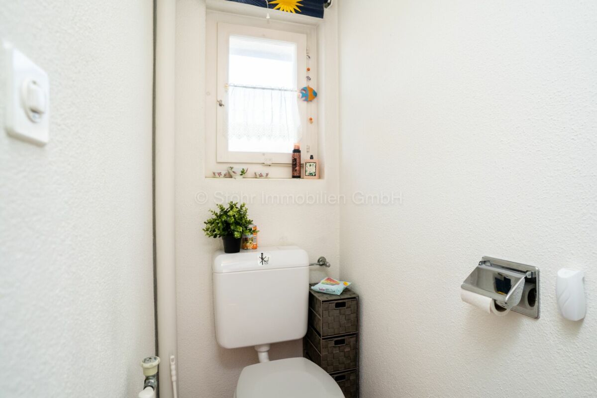 Gäste-WC mit Fenster und Wand-WC
