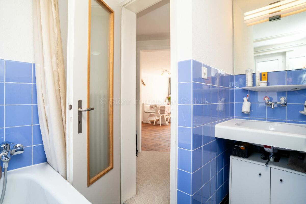 Badezimmer mit Badewanne und Waschbecken