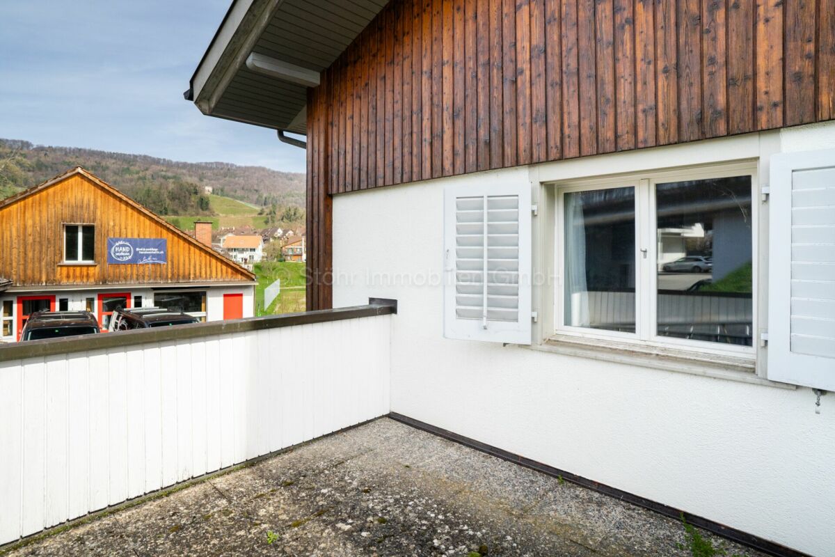 Balkon mit Holzbalkenfassade und Bergblick