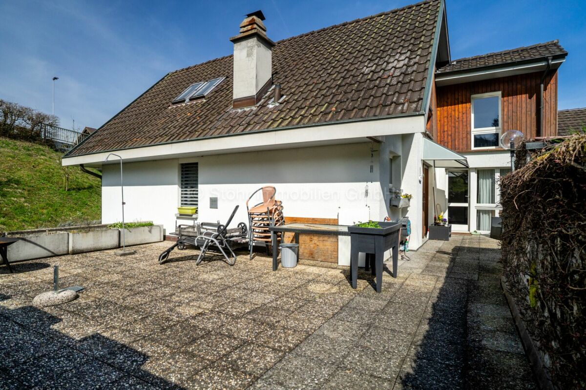 Außenansicht einer Terrasse mit Wohnhaus