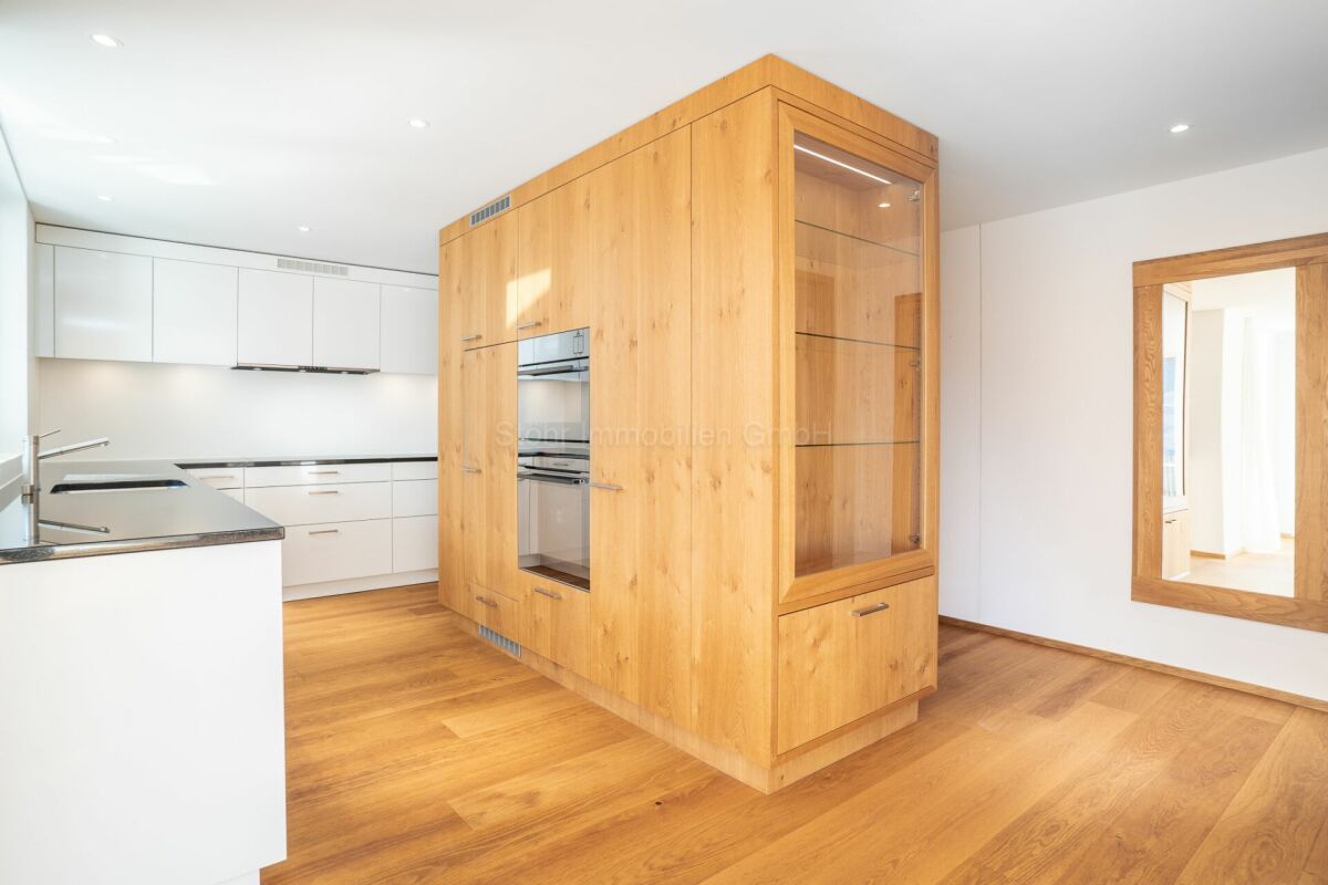 Offene, helle Küche mit Holz-Kubus