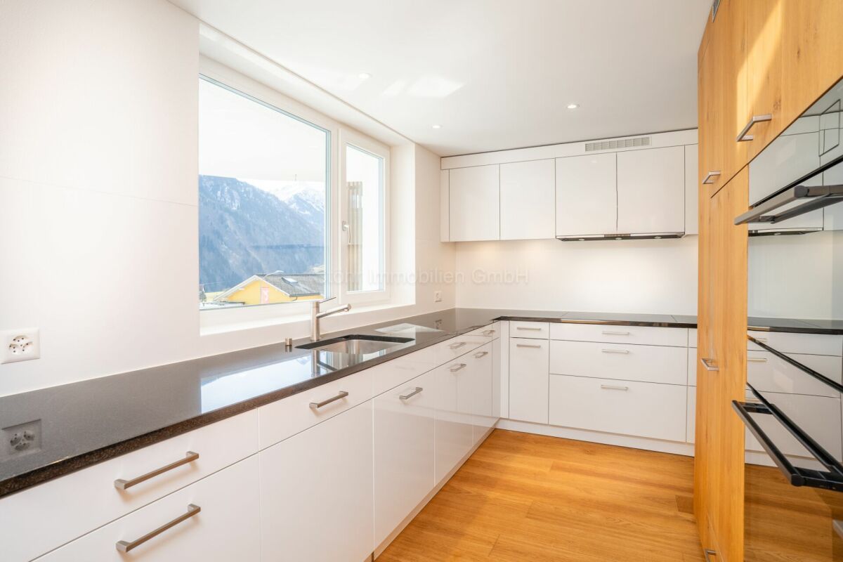 Moderne helle Küche mit Bergblick