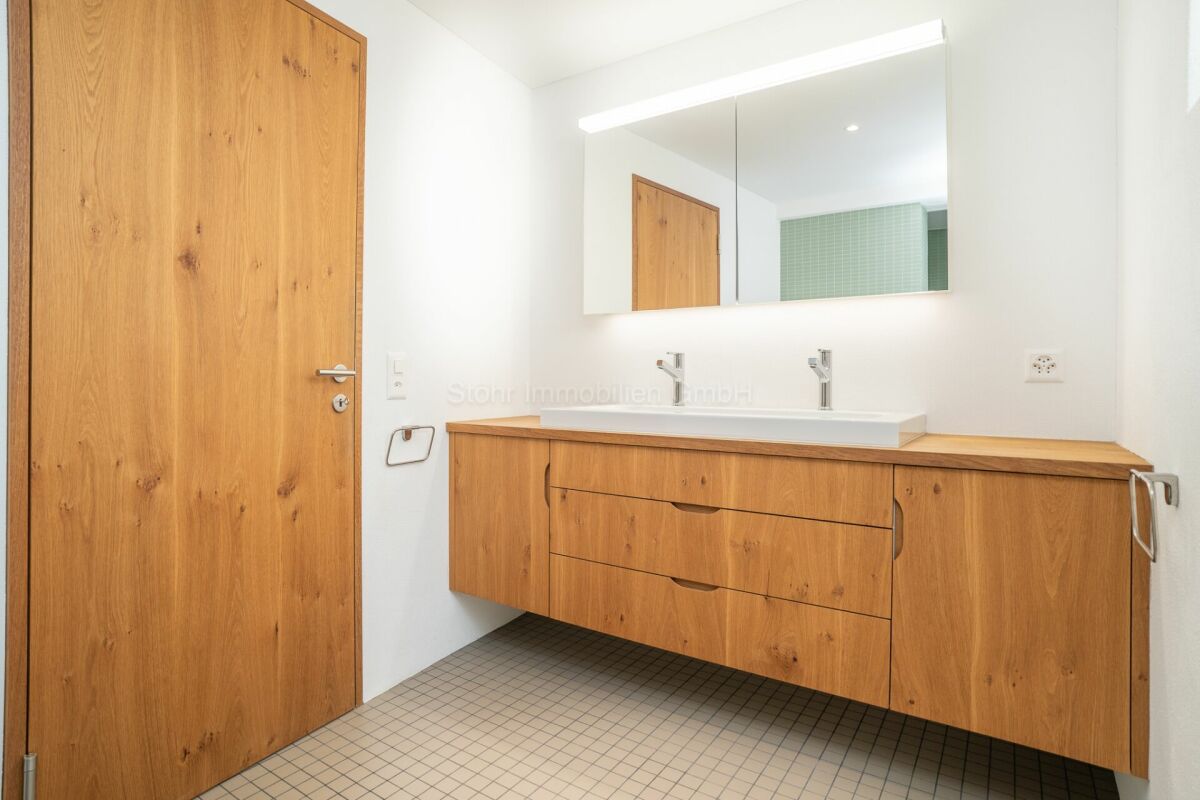 Modernes Badezimmer mit Holzfronten und Doppelwaschtisch