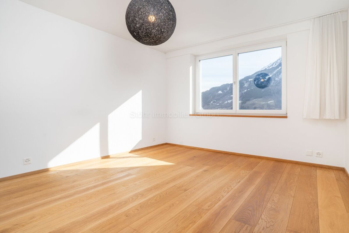 Heller leerer Raum mit Bergblick