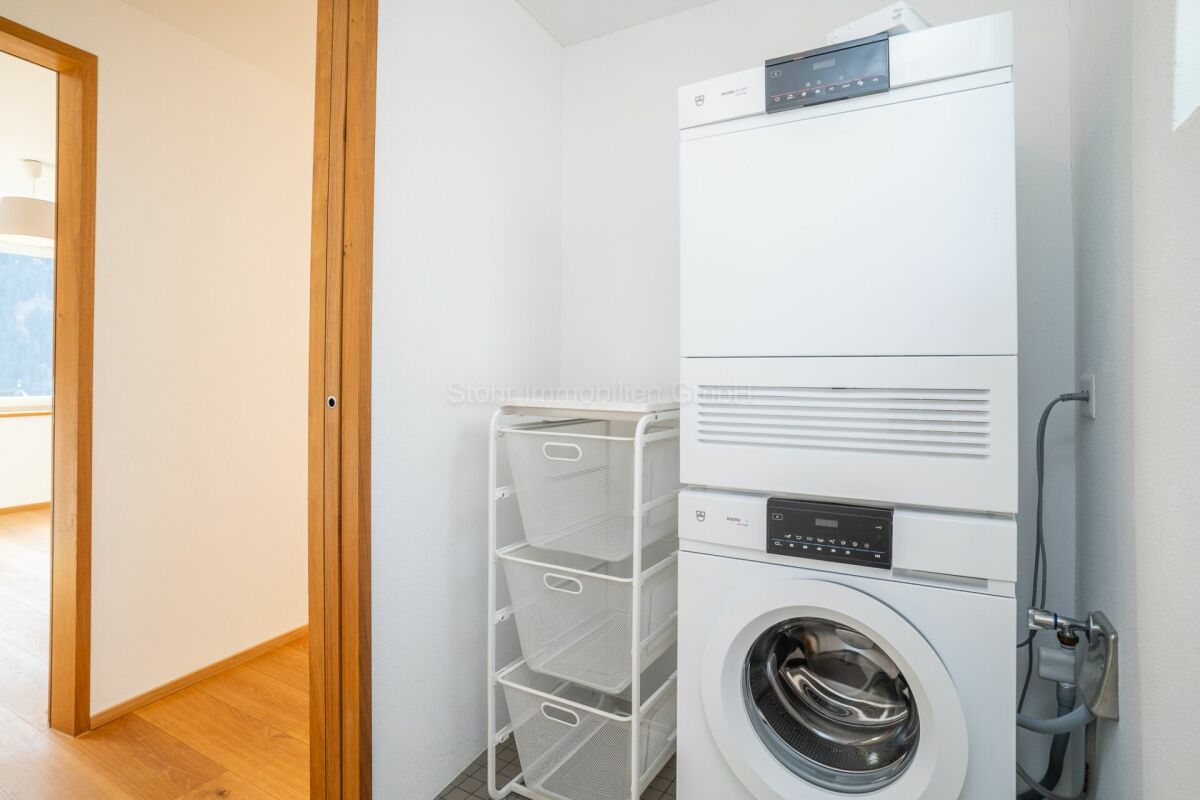 Hauswirtschaftsraum mit Waschmaschine und Trockner