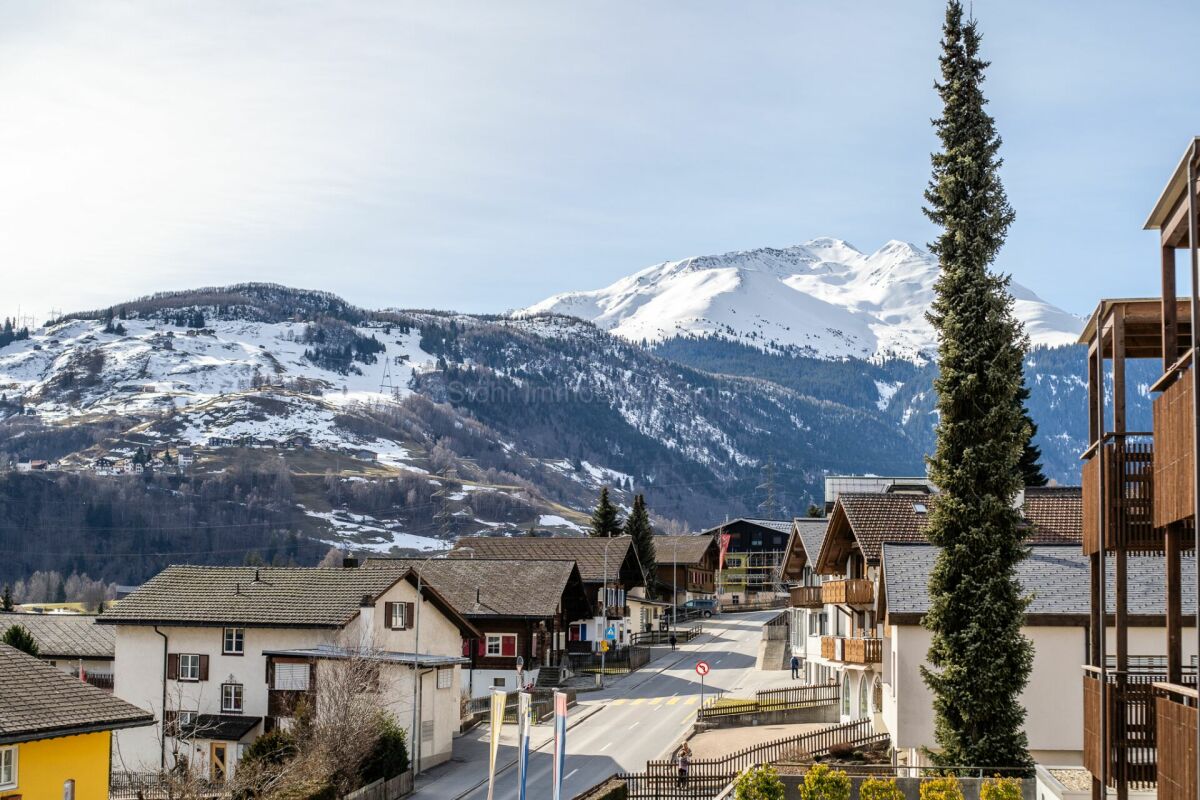 Alpenort mit Bergpanorama