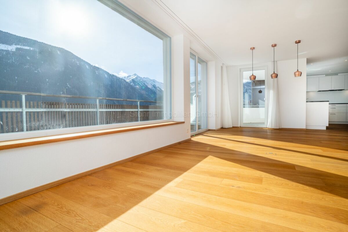 Heller Wohn-Essbereich mit Bergblick