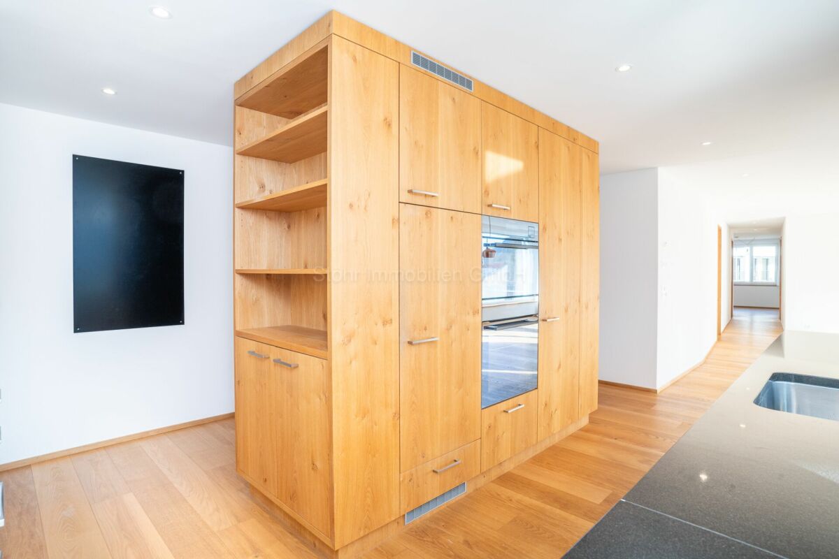 Moderne offene Küche mit Holzinsel