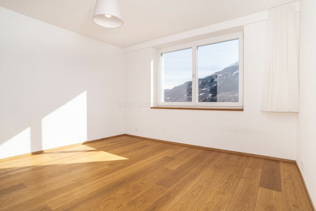 Heller leerer Raum mit Bergblick