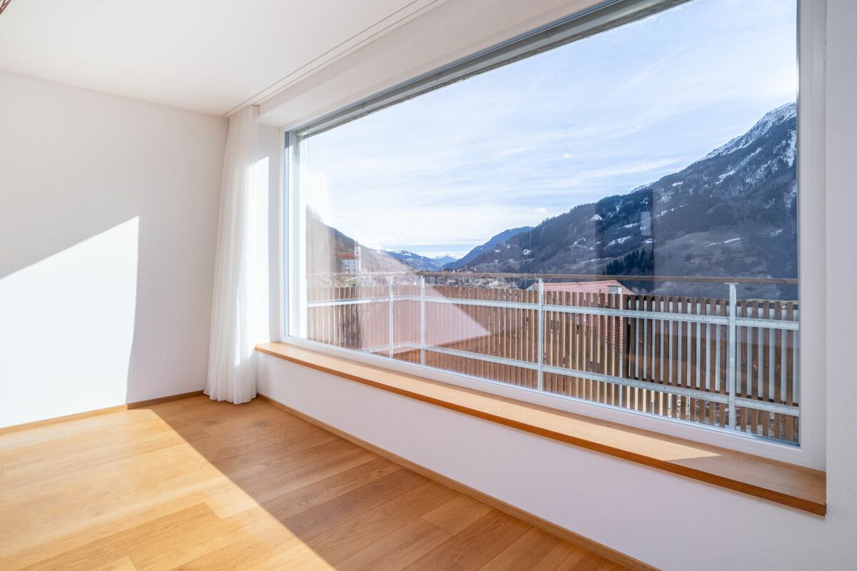 Helles Zimmer mit Panoramafenster und Bergblick
