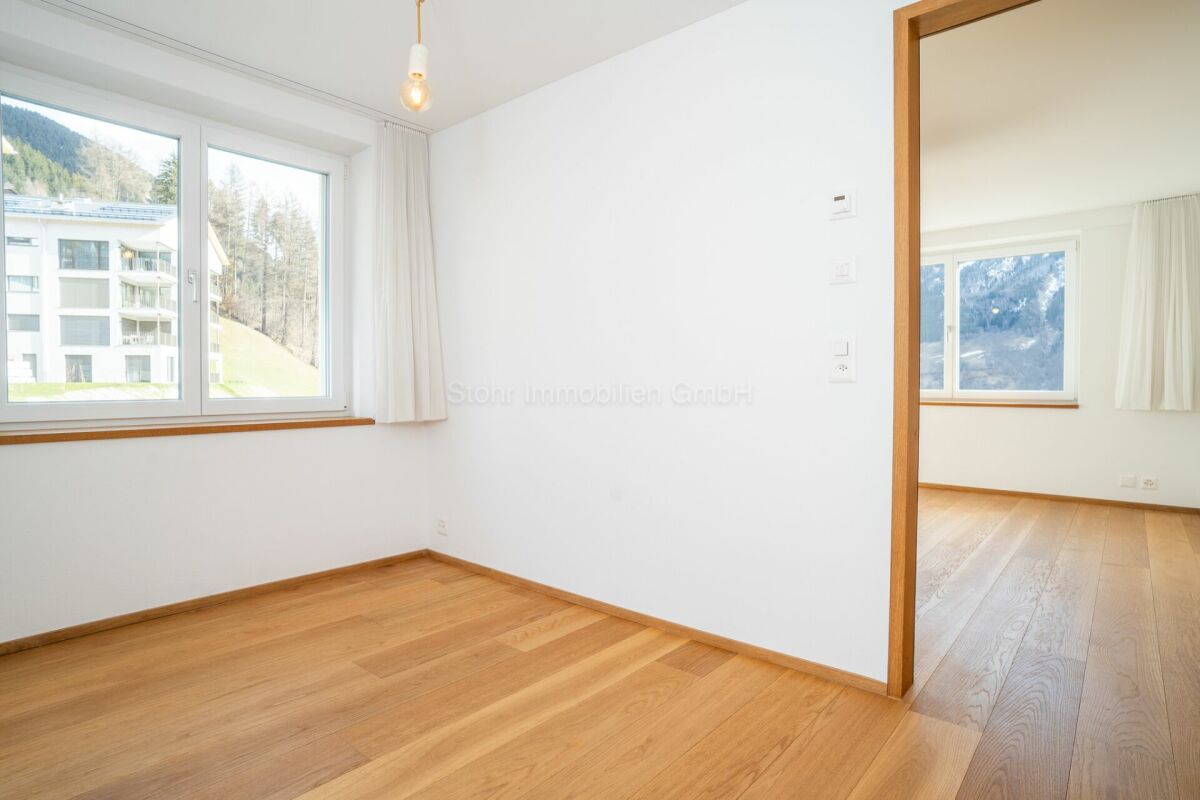 Helles leeres Zimmer mit Parkett und Bergblick