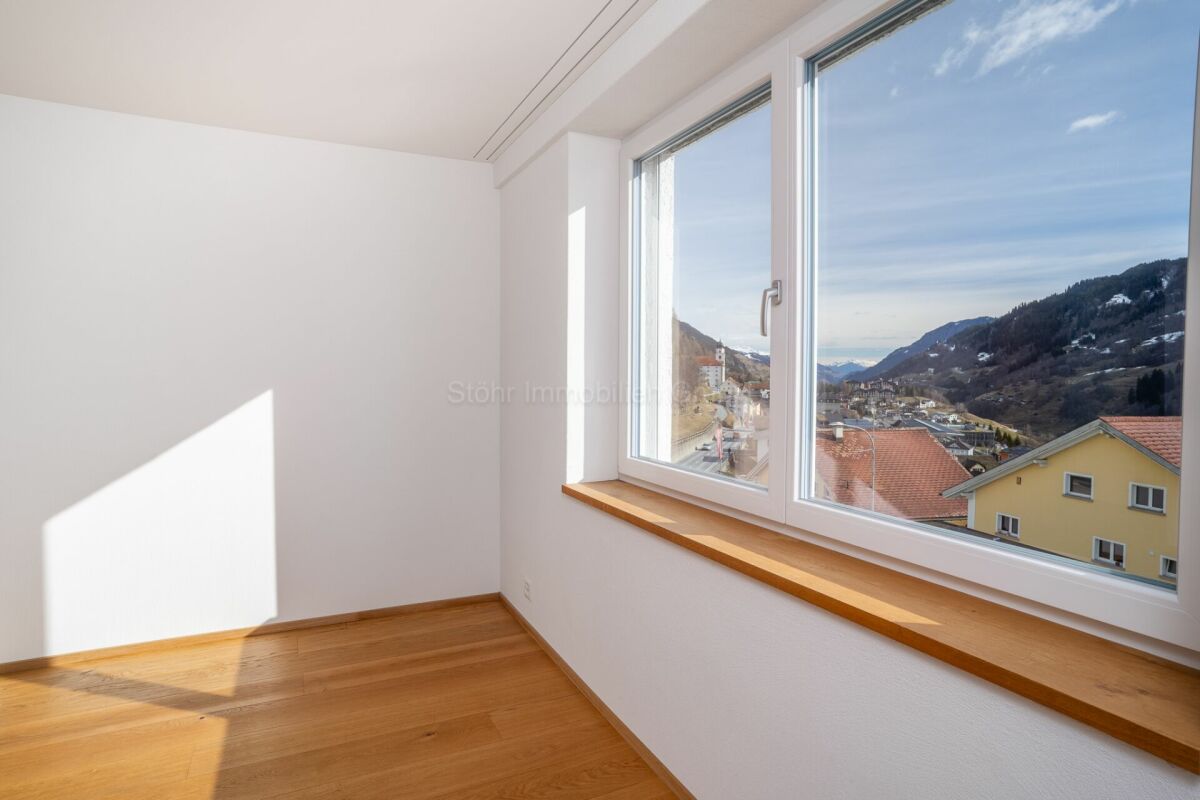 Heller leerer Raum mit Bergblick