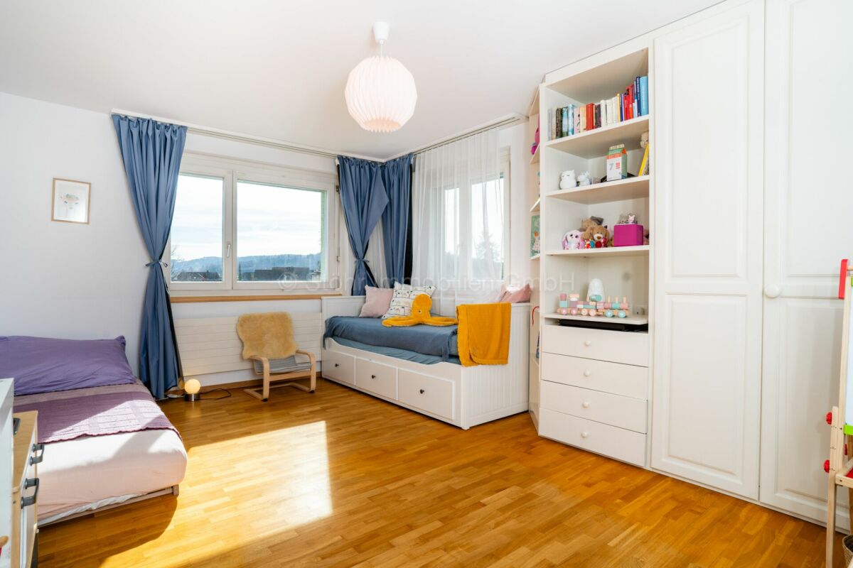 Helles Kinderzimmer mit Bett und Einbauschrank