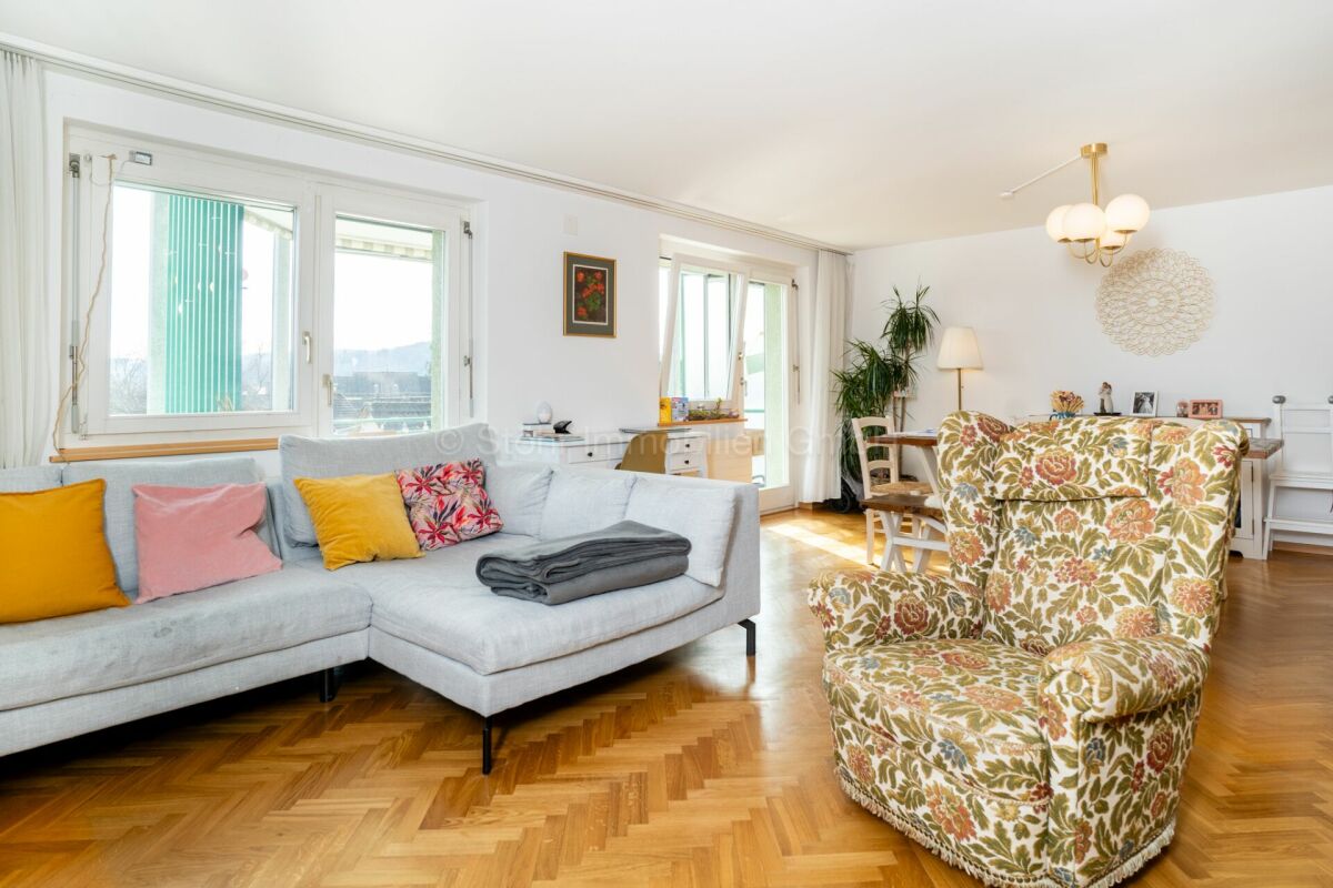 Helles Wohn-Esszimmer mit buntem Sessel