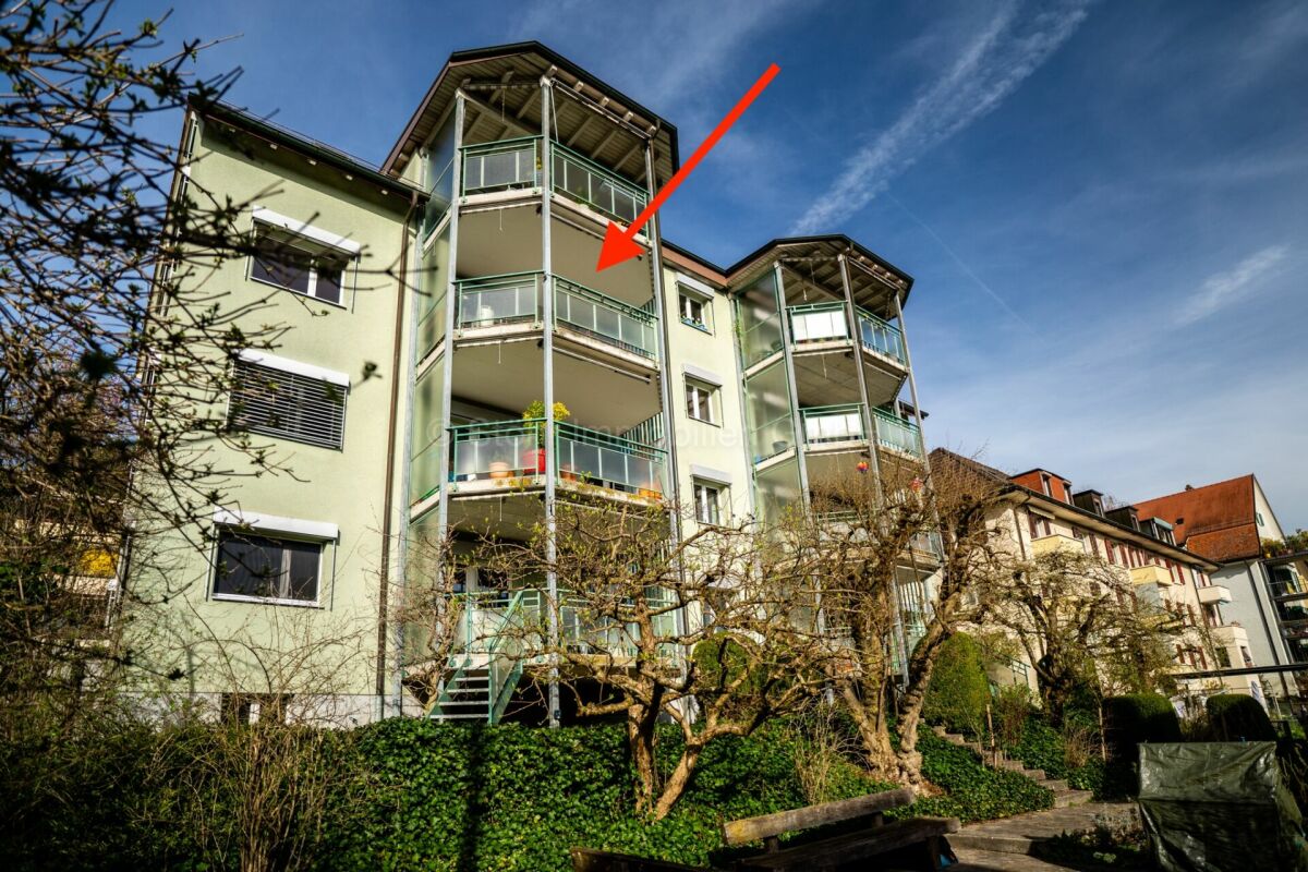 Mehrfamilienhaus mit Balkonen und Gartenblick