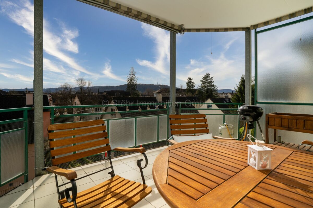 Balkon mit Sitzgruppe und Weitblick