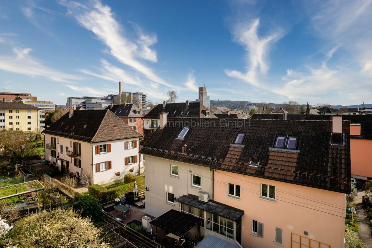 Städtische Wohnhäuser mit Blick über Dächer und Skyline