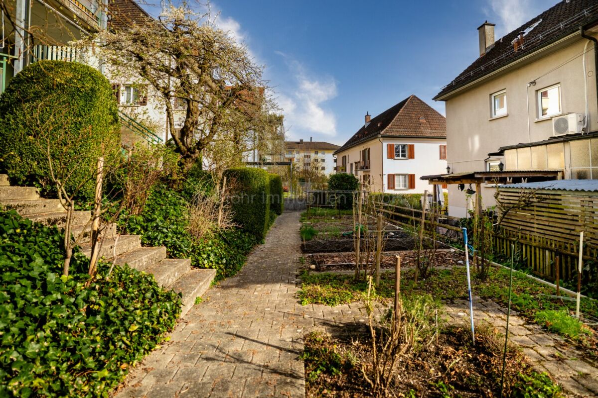 Gartenweg zwischen Wohnhäusern