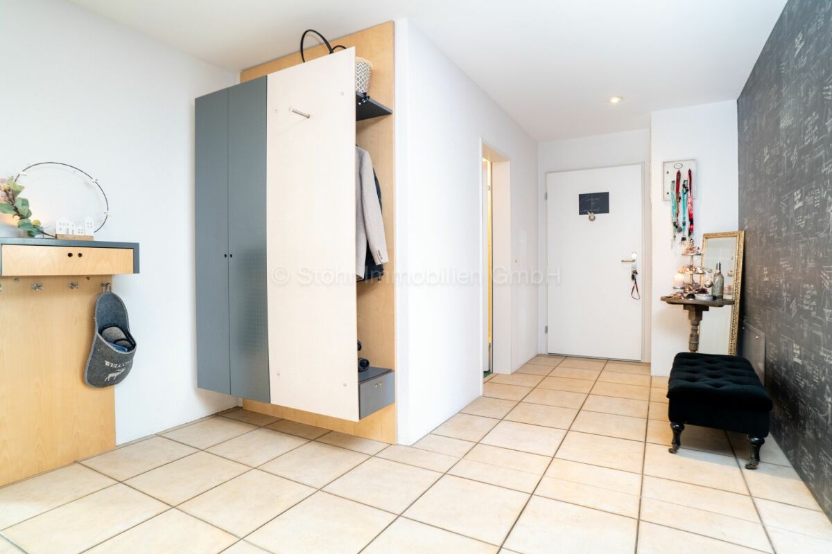 Heller Eingangsflur mit Garderobe