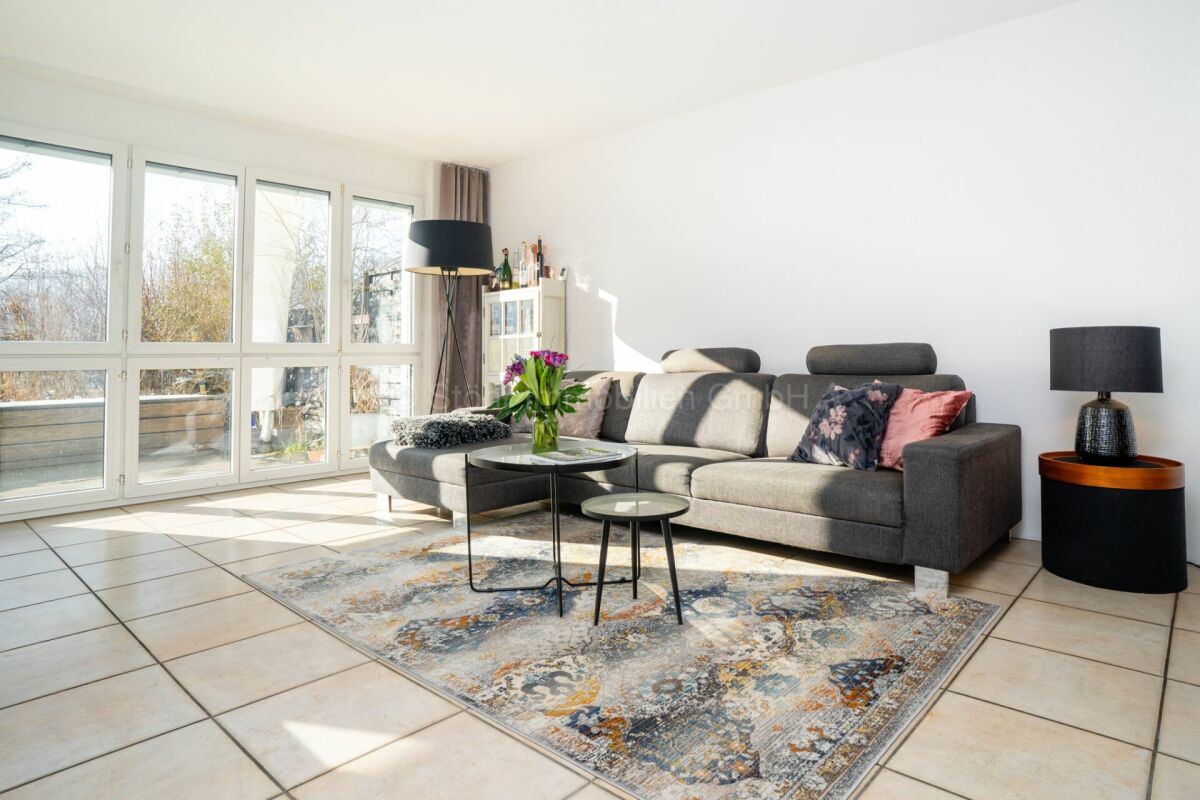 Helles Wohnzimmer mit großer Fensterfront