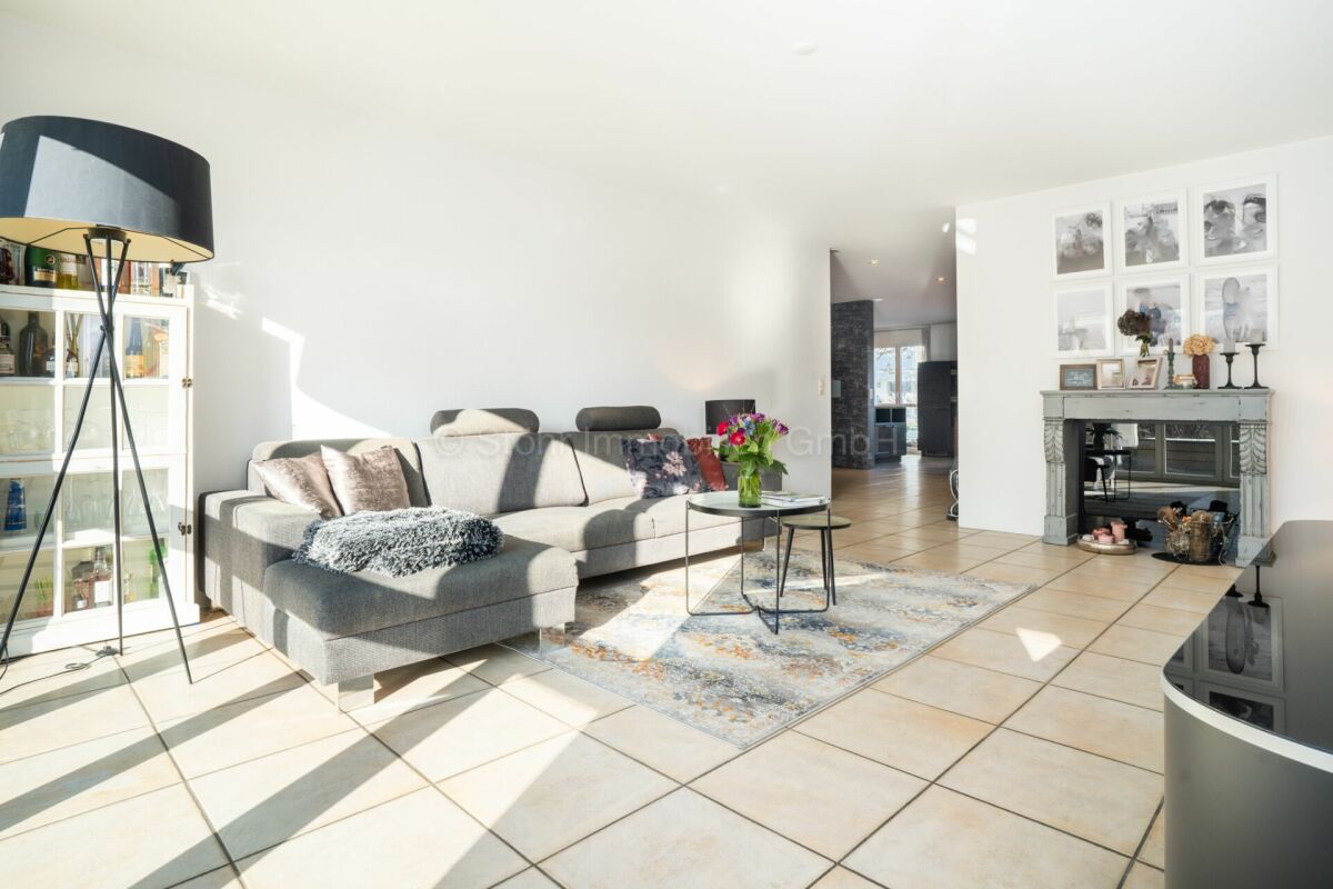 Heller Wohnbereich mit Sofa und Kamin