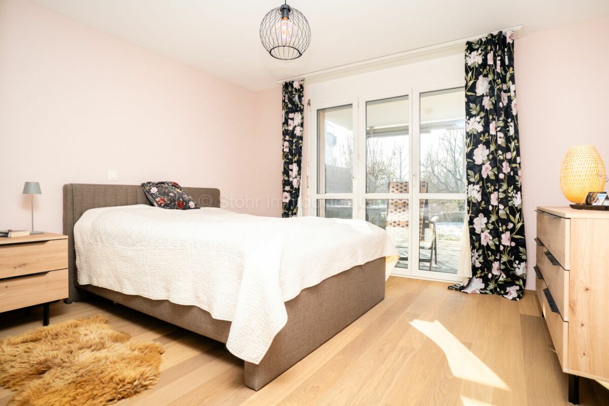 Helles Schlafzimmer mit Balkonzugang