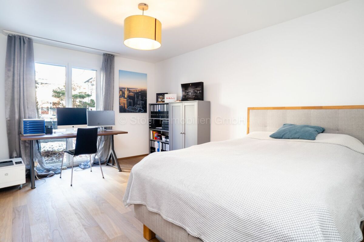 Helles Schlafzimmer mit Arbeitsplatz