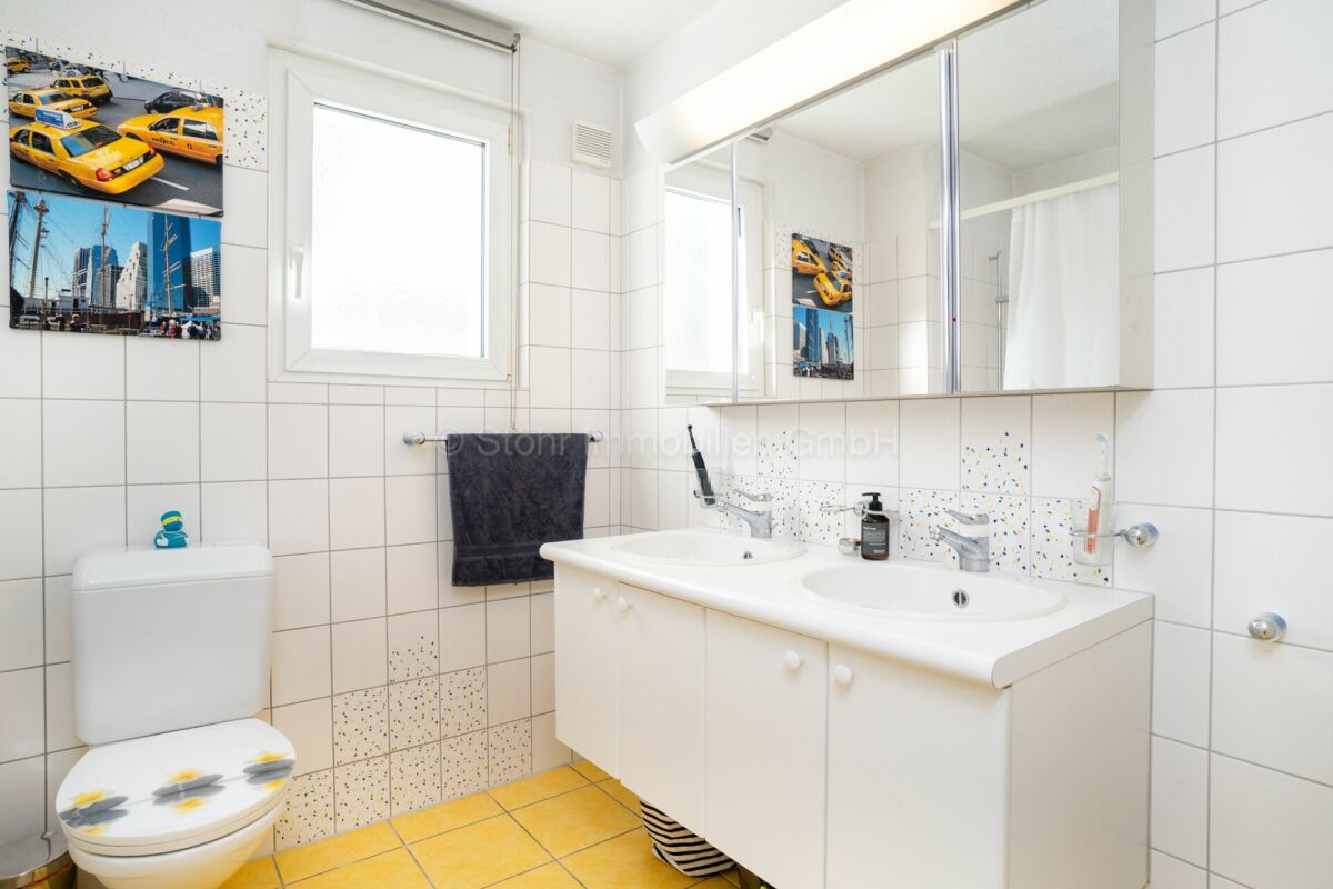 Helles Badezimmer mit Doppelwaschtisch und WC