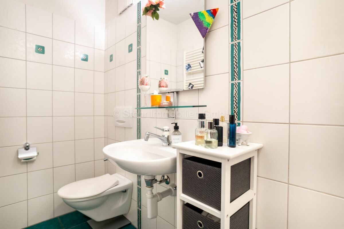 Gäste-WC mit Waschbecken und Spiegel