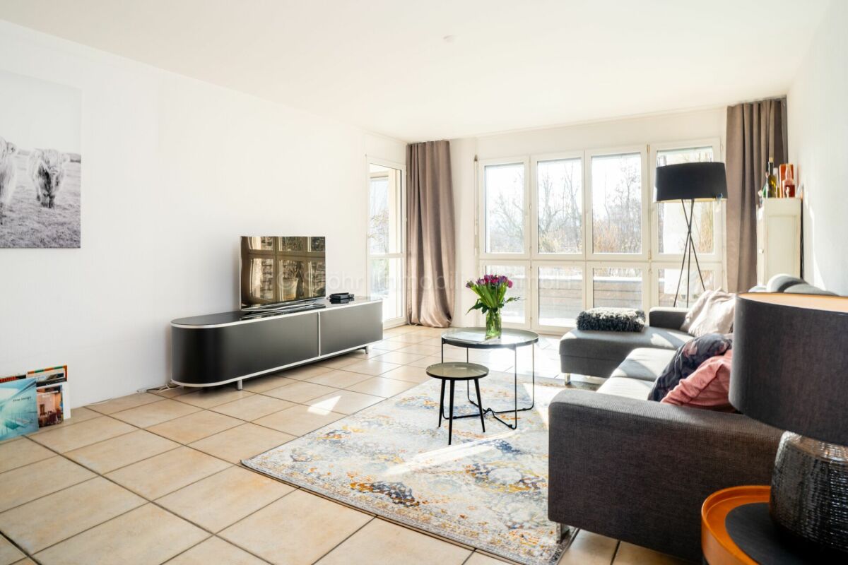 Helles Wohnzimmer mit großem Fensterband