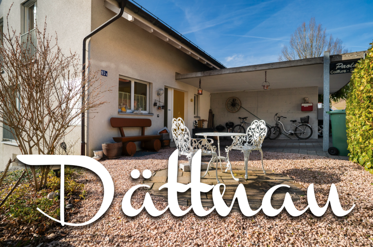 Terrasse mit Carport und Sitzgruppe