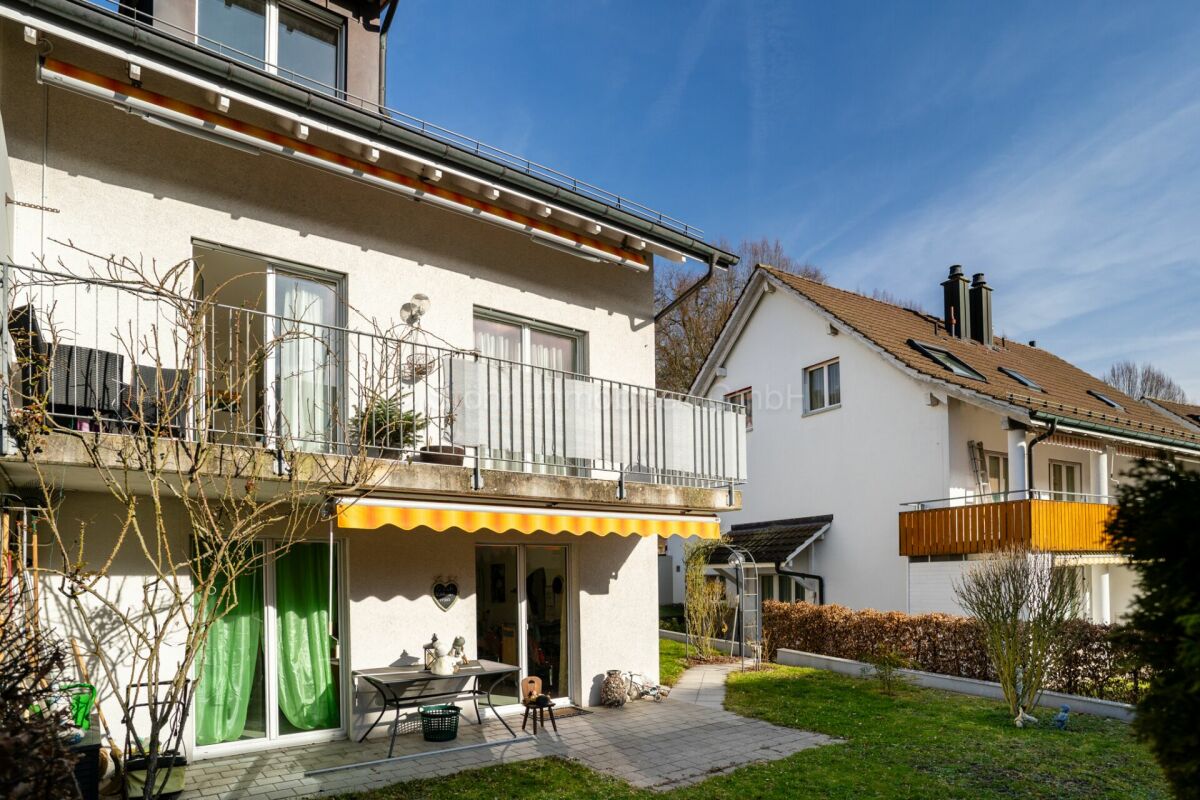 Mehrfamilienhaus mit Balkon und Garten