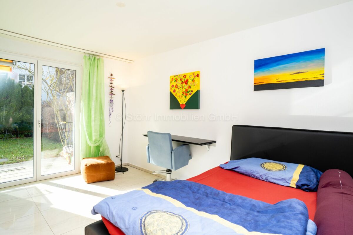 Helles Schlafzimmer mit Gartenblick