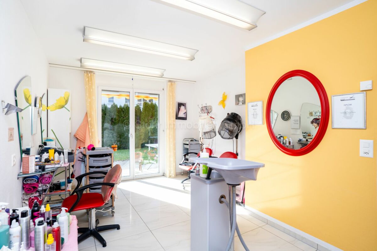 Heller Friseursalon mit Glasfront