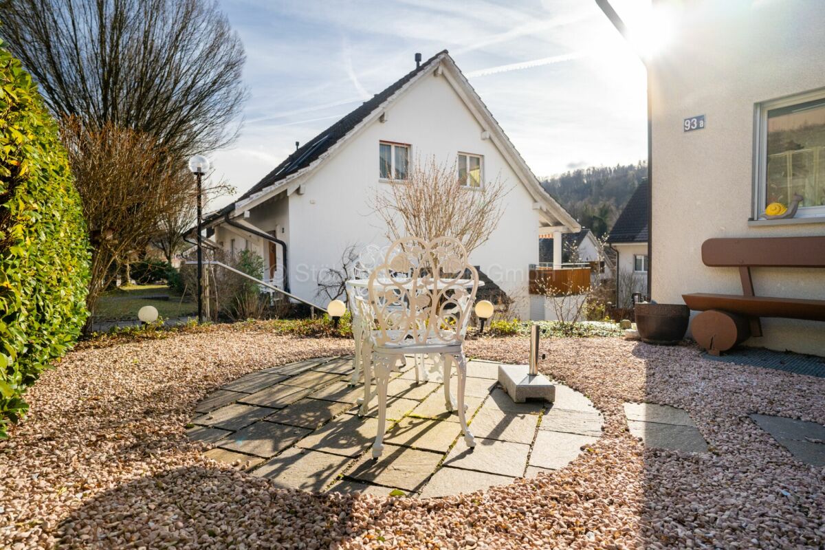 Außenbereich mit Sitzplatz vor einem Einfamilienhaus