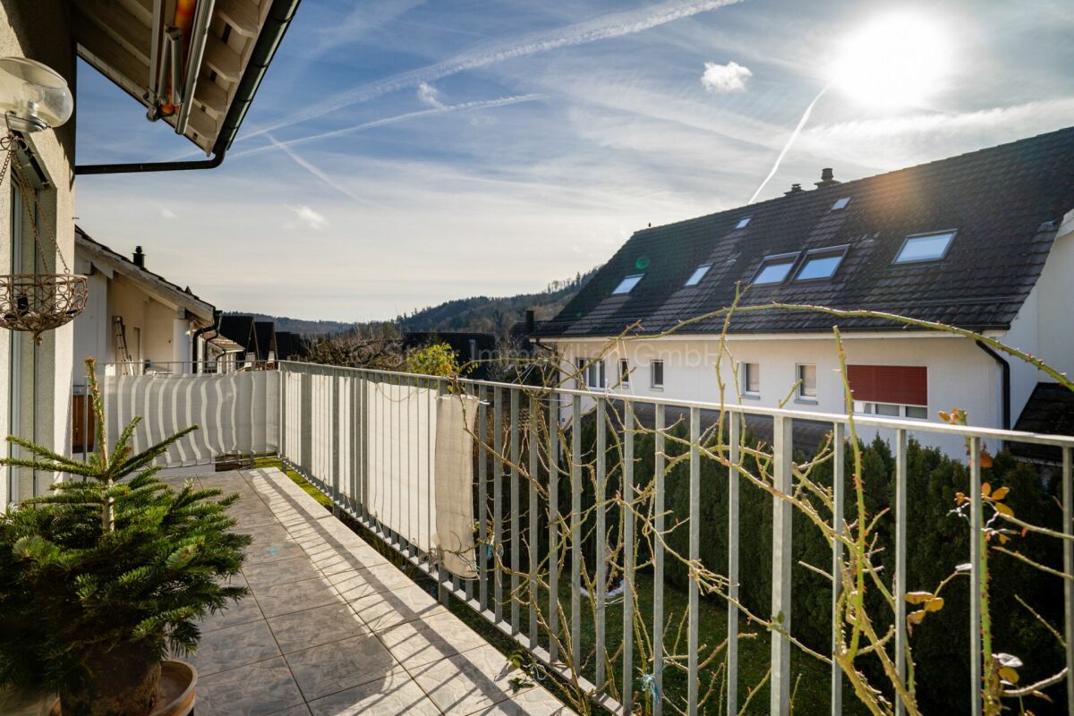 Balkon mit Ausblick auf Wohnhäuser